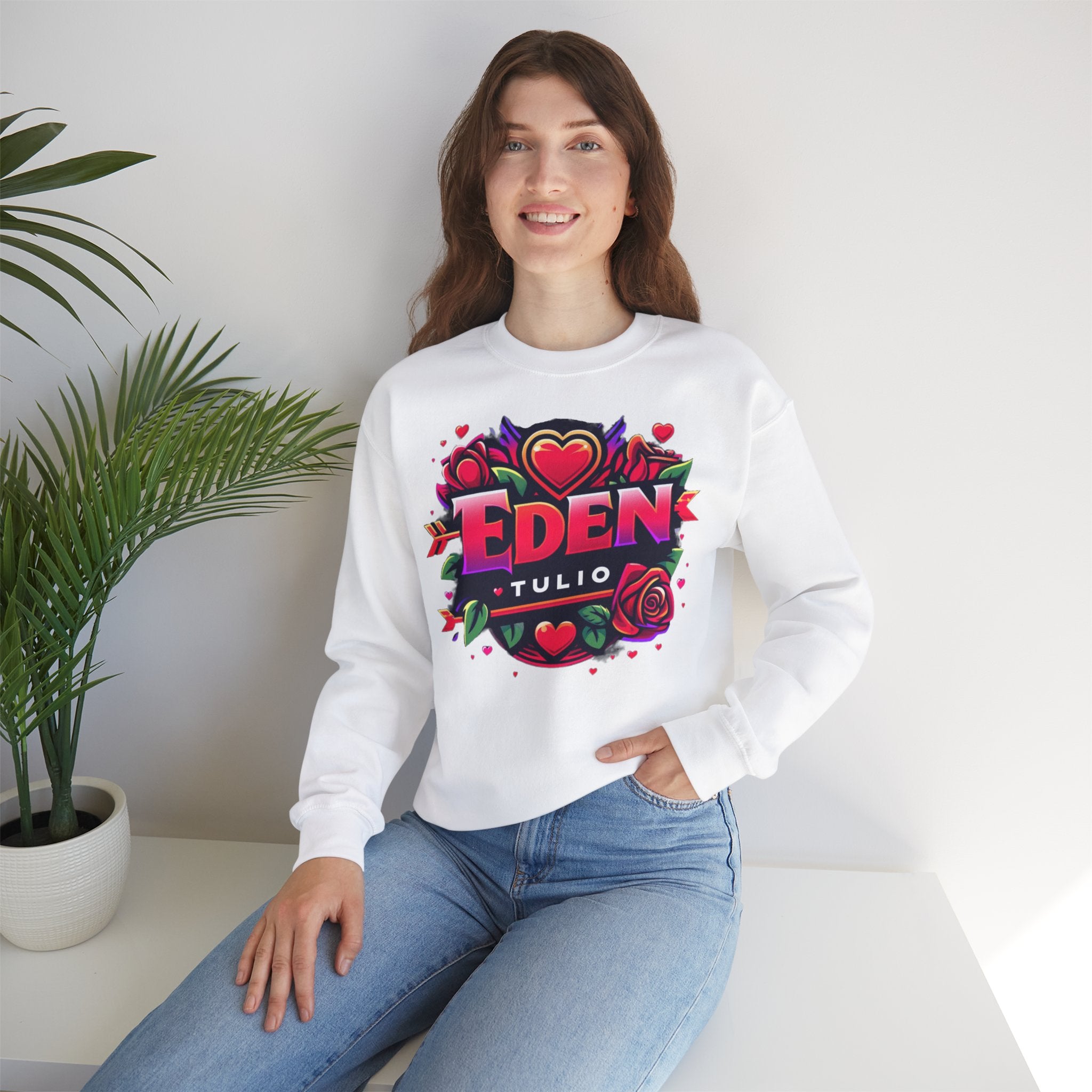 sweat-shirt ras du cou Gildan,LOVE, Eden Tulio fabriqué en mélange épais de coton et polyester.
