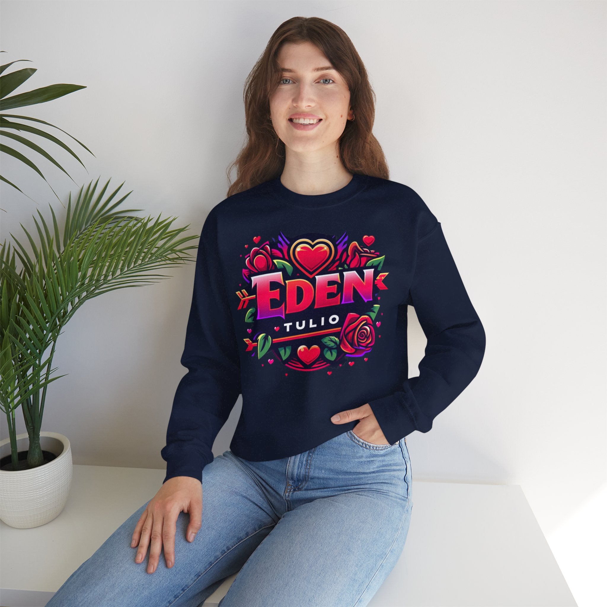 sweat-shirt ras du cou Gildan,LOVE, Eden Tulio fabriqué en mélange épais de coton et polyester.