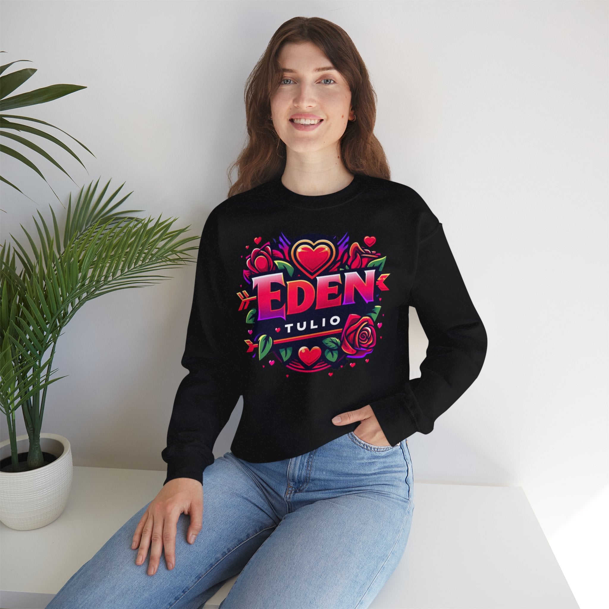sweat-shirt ras du cou Gildan,LOVE, Eden Tulio fabriqué en mélange épais de coton et polyester.