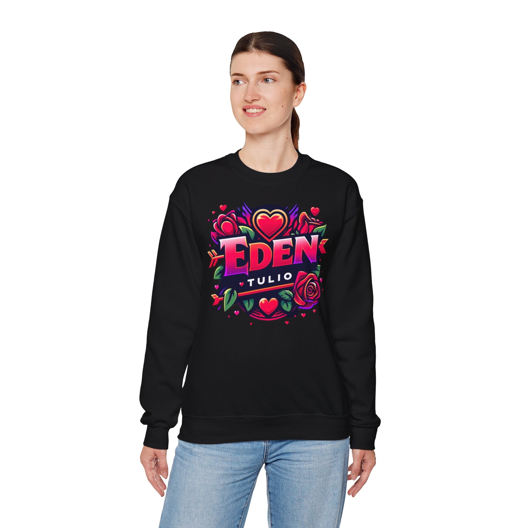 sweat-shirt ras du cou Gildan,LOVE, Eden Tulio fabriqué en mélange épais de coton et polyester.